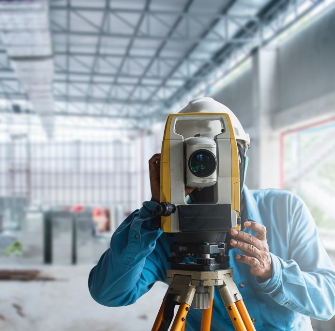 Für Gebäude und Grundstücke: Messungen - Analysen - Konzepte; Ingenieur bei der Gebäudevermessung - by whyframeshot © Adobe Stock
