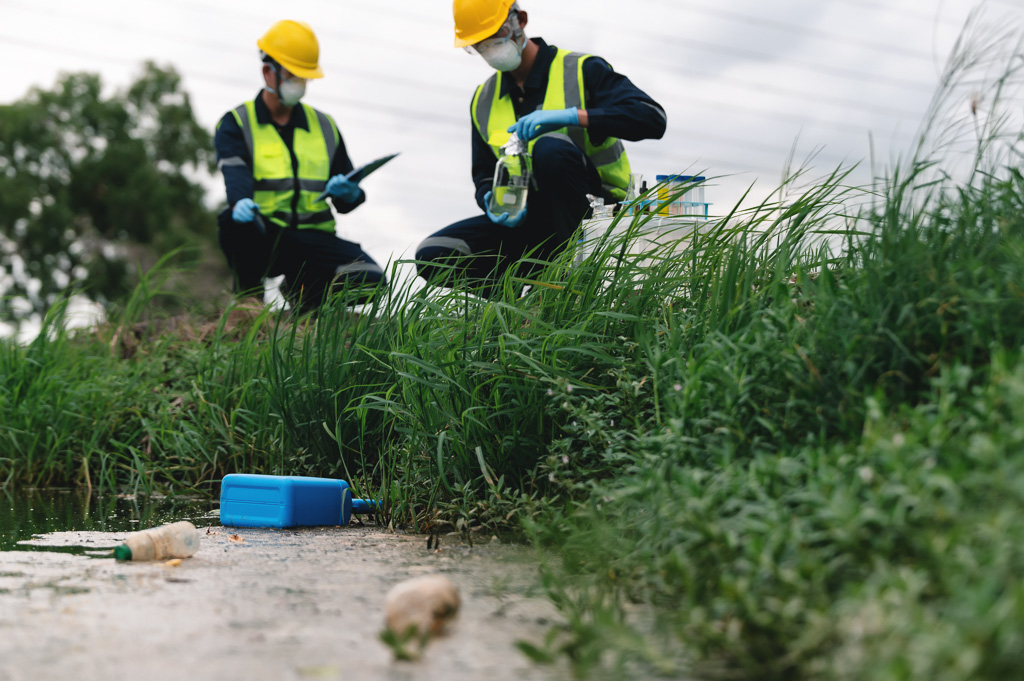 Für Gebäude und Grundstücke: Messungen - Analysen - Konzepte; Messungen von Schadstoffen in der Umwelt, illegale Müllablagerung, Umweltdetektive - by KL 1981 © Adobe Stock